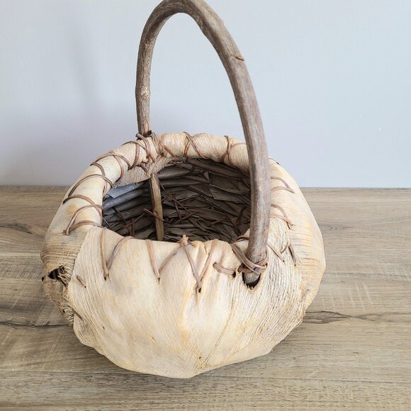 Vintage handmade natural palm husk fiber basket. Rustic beachy home decor. - Picture 6 of 9
